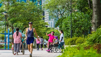 The wide and flat pathways are highly accessible for all users. These inclusive elements enable different users to enjoy the open space with harbour view.